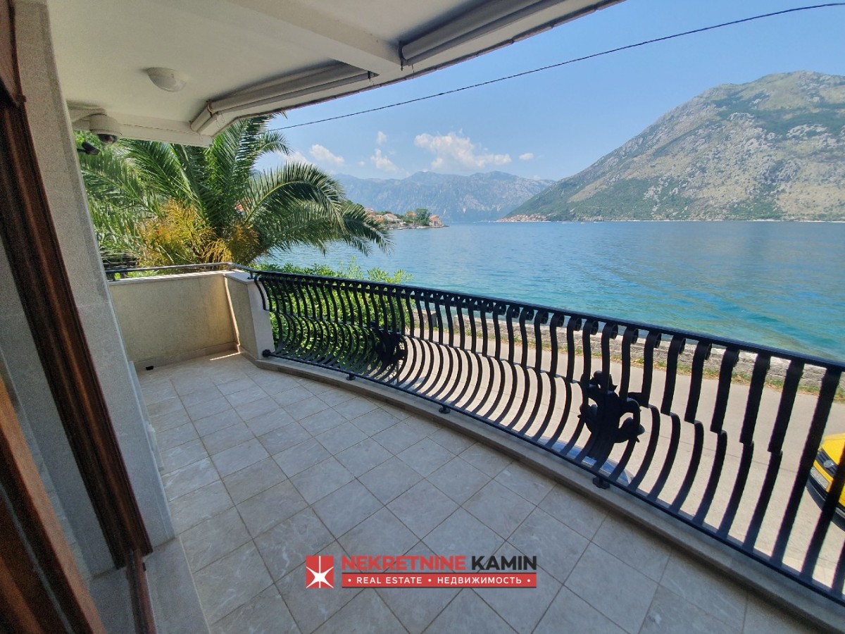 Three-Bedroom Apartment 10 m from the Sea with Bay Views, Stoliv, Bay of Kotor